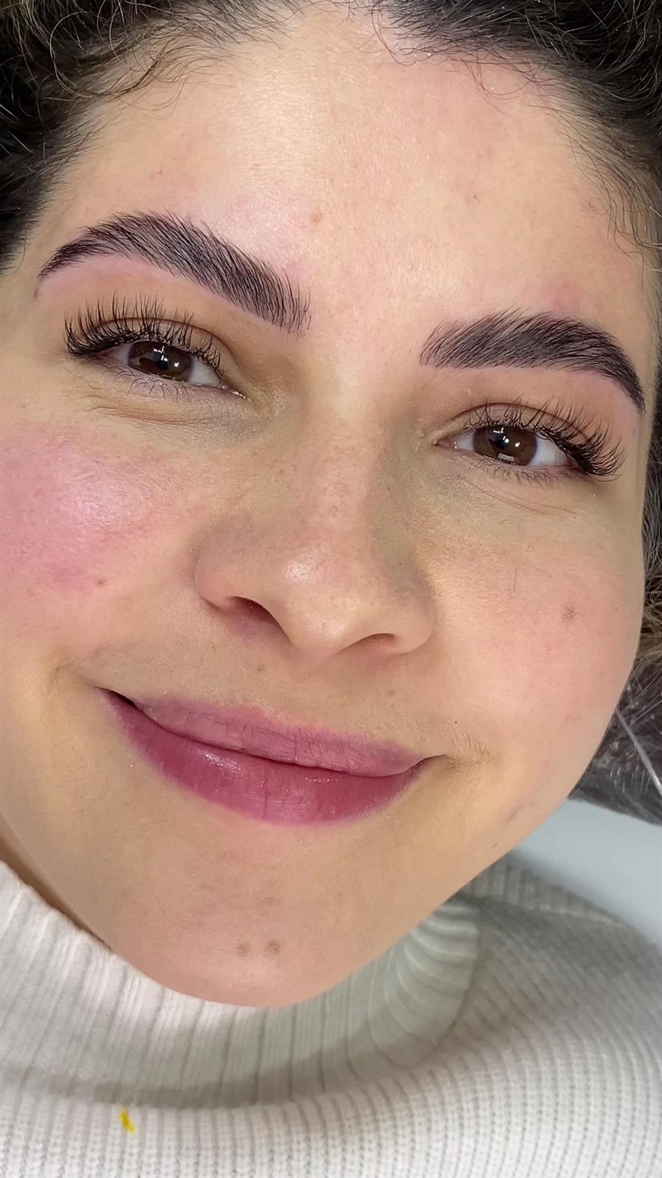 Clienta sonriente con cejas diseñadas