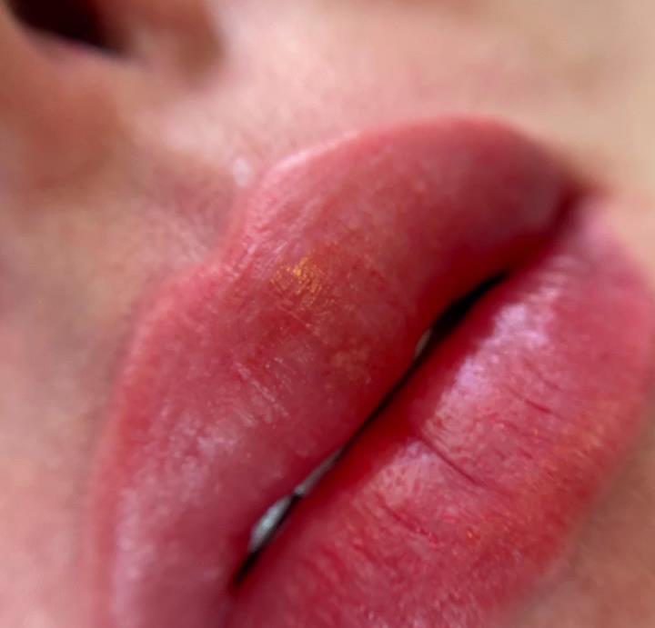 Labios micropigmentados