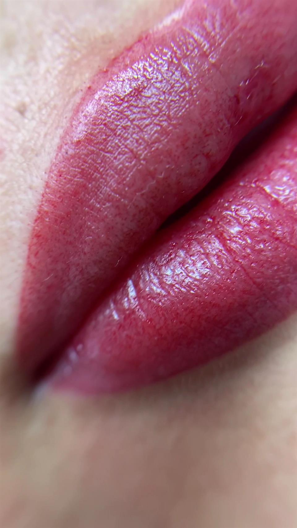 Labios micropigmentados en primer plano