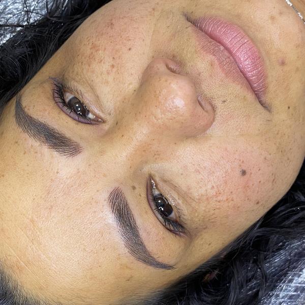Ceja pelo a pelo, detalle